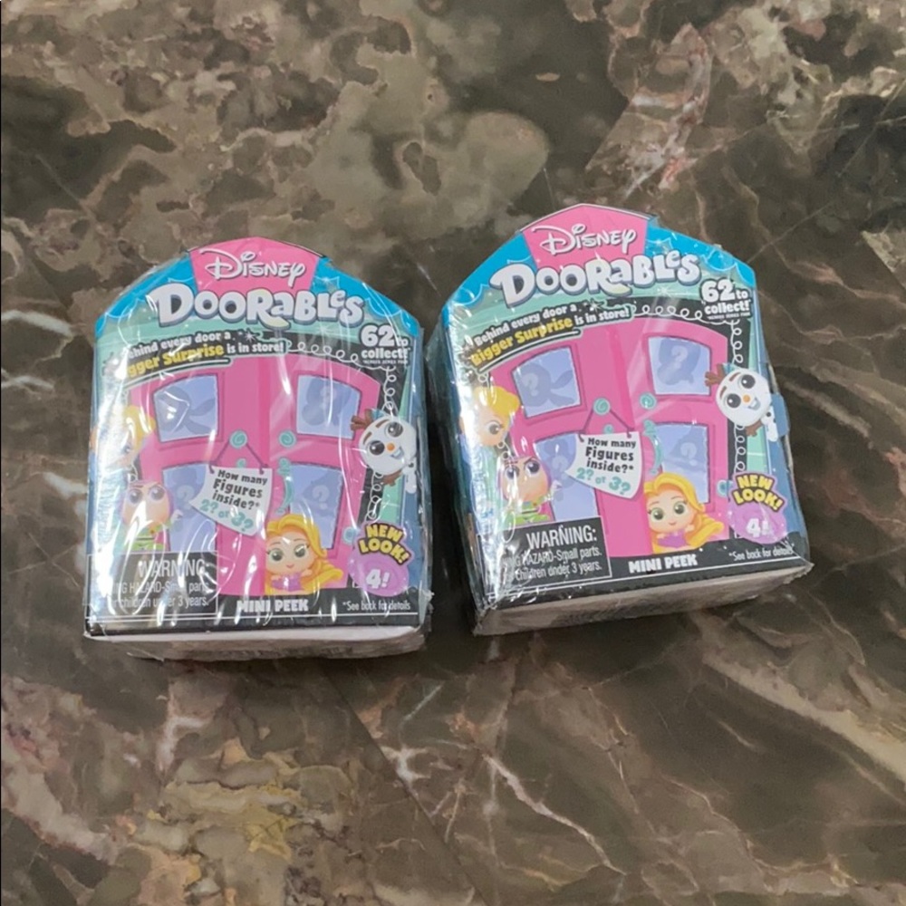 2 Disney Doorables Mini Peek